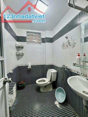Nhà dân 4 tầng lô góc - hộ khẩu Cầu Giấy - 10m ra mặt phố, kinh doanh tốt. - 2