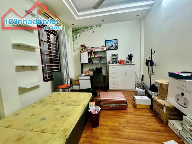 Nhà dân 4 tầng lô góc - hộ khẩu Cầu Giấy - 10m ra mặt phố, kinh doanh tốt. - 3
