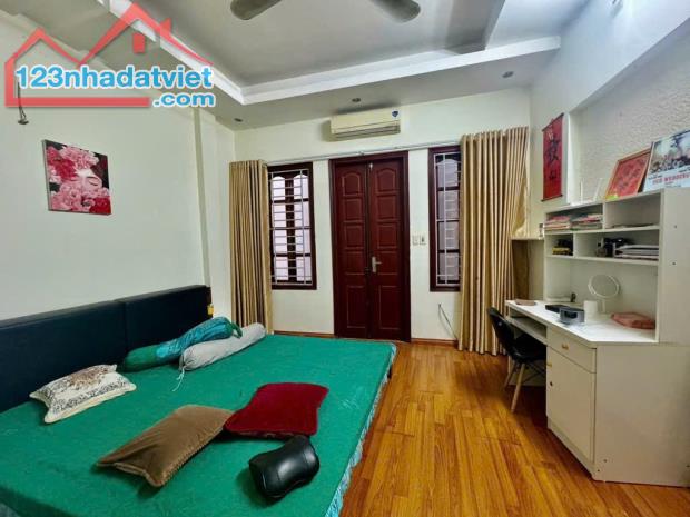Nhà dân 4 tầng lô góc - hộ khẩu Cầu Giấy - 10m ra mặt phố, kinh doanh tốt. - 5