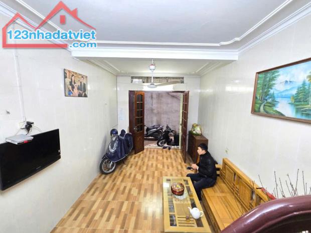 SIÊU PHẨM NHÀ ĐẸP ĐỐNG ĐA – GẦN PHỐ NGUYỄN LƯƠNG BẰNG – NGÕ RỘNG 3M – SỔ ĐỎ CHÍNH CHỦ - 1