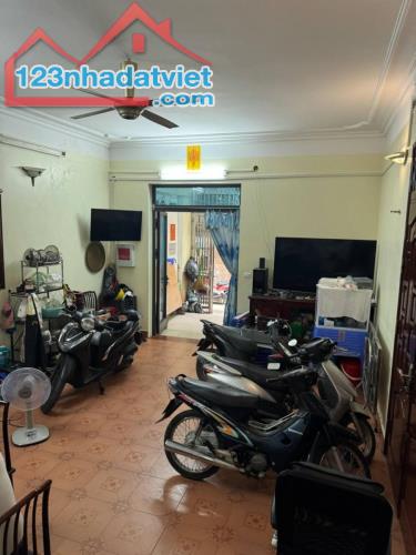 Sở hữu luôn 100m 4 tầng mặt tiền 4,9m tại đường láng đống đa tài chính 17 tủ LH 0376655225 - 1