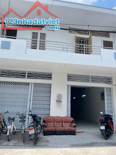 Chi thuê nhà hẻm 9m Hoà Bình, Tân Phú, 8x20m, lửng, 18 tr, tiện làm kho