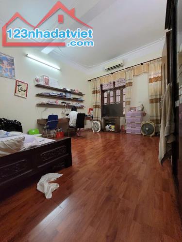 BÁN NHÀ DÂN XÂY NGUYỄN VĂN CỪ 40M, 4T, MT3.8M, Ô CHỜ THANG MÁY, CÁCH 15M Ô TÔ TRÁNH.