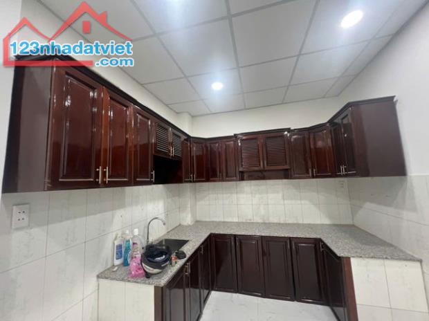 Nhà Mới 2 Tầng Cách mặt Tiền 15M Hẻm Thẳng Xe Hơi Sổ Vuông 45m2 Gía4,53 Tỷ Thương Lượng