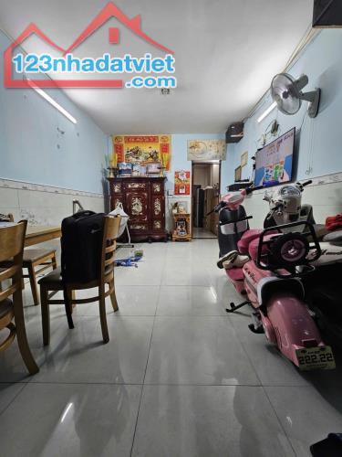 Bán gấp nhà ở ngay Tạ Quang Bửu, cách mặt tiền 10m,  hẻm thông tứ tung, 62m2, SHR, - 1