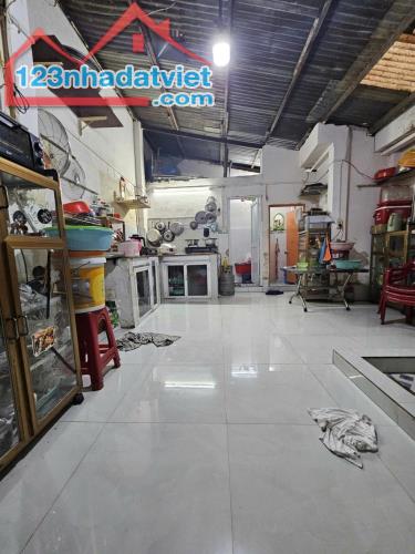 Bán gấp nhà ở ngay Tạ Quang Bửu, cách mặt tiền 10m,  hẻm thông tứ tung, 62m2, SHR, - 2