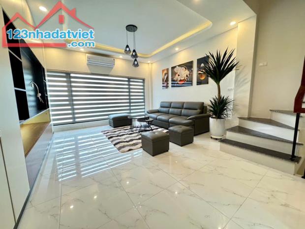 HIẾM - NHÀ ĐẸP ĐẠI LA - CHỈ 8.2 TỶ - CÁCH PHỐ 30M - THANG MÁY - 5 TẦNG Ở NGAY!