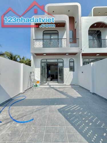 NHÀ LẦU XÂY MỚI GẦN KDL BỬU LONG GIÁ 2TYXXX