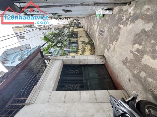 Bán nhà đất tặng nhà 4T Hồng Tiến. 68m x 4m, nở hậu, lô góc, ngõ thông giá 12 tỷ có tl.