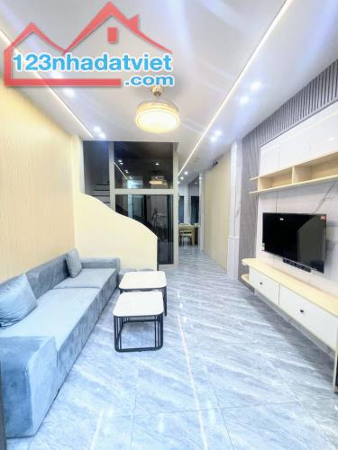 HẠ CHÀO PHỐ NGỌC THỤY DT45m-4 Tầng Thang Máy, Full Nội Thất -MT 3.6m- Giá 8.2T