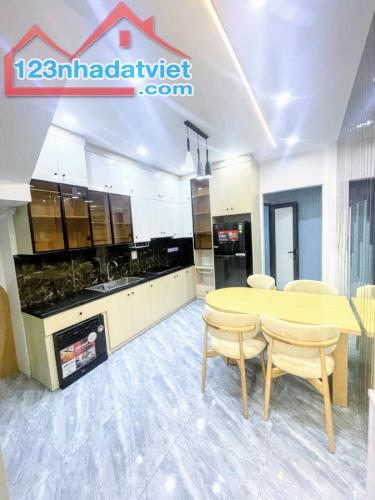 HẠ CHÀO PHỐ NGỌC THỤY DT45m-4 Tầng Thang Máy, Full Nội Thất -MT 3.6m- Giá 8.2T - 3