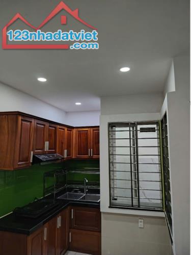 Đường Nguyễn Tiểu La, kề bên 3 Tháng 2, Q10, hơn 5m ngang, 5 tầng, 6pn - 3
