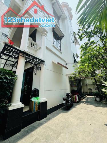 Bán gấp biệt thự , sân vườn Ngọc Thuỵ MT12m DT200m giá 25 tỷ