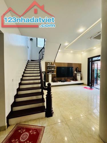 Bán gấp biệt thự , sân vườn Ngọc Thuỵ MT12m DT200m giá 25 tỷ - 1