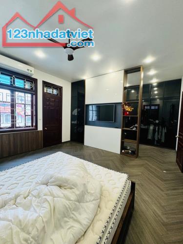 Bán gấp biệt thự , sân vườn Ngọc Thuỵ MT12m DT200m giá 25 tỷ - 2