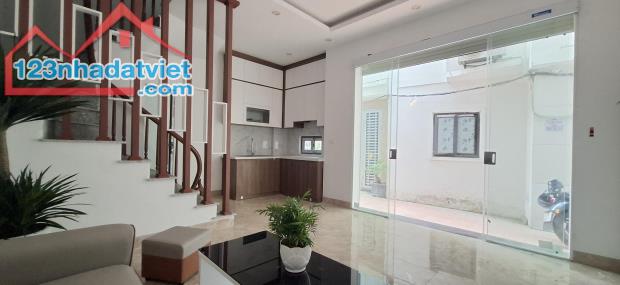 Nhà Vĩnh Hưng 30m 5 tầng, ô tô đỗ sát nhà-NGÕ TO THÔNG VÔ VÀN TIỆN ÍCH,  NỘI THẤT XỊN - 1