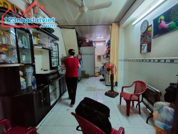 Bán gấp nhà đep,  Ni Sư Huỳnh Liên, Tân bình, 3 tầng, hẻm to, chỉ nhỉnh 3 tỷ, có sổ riêng