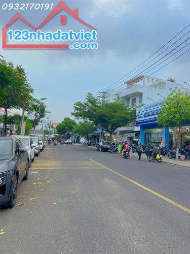 Nhà Cấp 4 Đáng để mua VÌ vị trí đẹp- giá QUÁ RẺ- Đồi diện Công viên ngay vòng xoay- có