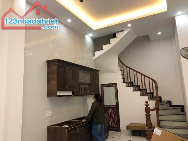 Cần bán nhà tại phố Hoàng Mai, quận Hoàng Mai nhà mới ở luôn