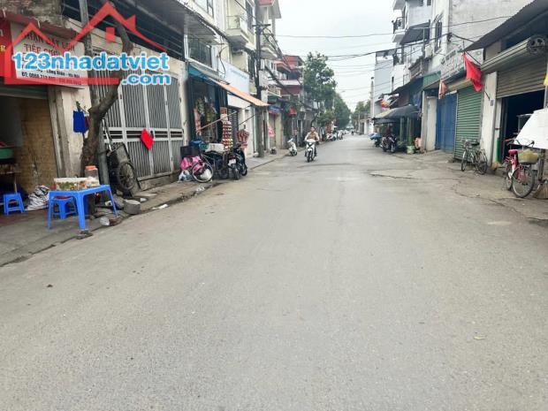 Nhà đẹp phố Hoa Lâm, 74m, 5 tầng, 2 mặt tiền ô tô tránh.