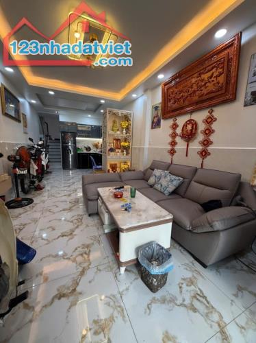 QUẬN 8 NGAY CẦU CHÀ VÀ KẾ QUẬN 5 - DT GẦN 60M2 CN ĐỦ - NỞ HẬU TÀI LỘC - HẺM THÔNG - 5.4 TỶ