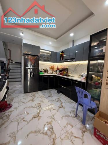 QUẬN 8 NGAY CẦU CHÀ VÀ KẾ QUẬN 5 - DT GẦN 60M2 CN ĐỦ - NỞ HẬU TÀI LỘC - HẺM THÔNG - 5.4 TỶ - 1