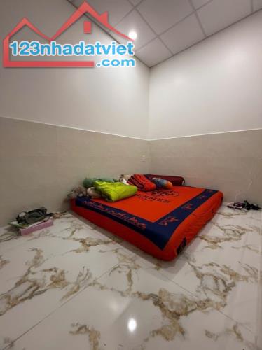 QUẬN 8 NGAY CẦU CHÀ VÀ KẾ QUẬN 5 - DT GẦN 60M2 CN ĐỦ - NỞ HẬU TÀI LỘC - HẺM THÔNG - 5.4 TỶ - 4