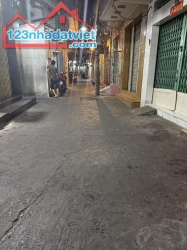 QUẬN 8 NGAY CẦU CHÀ VÀ KẾ QUẬN 5 - DT GẦN 60M2 CN ĐỦ - NỞ HẬU TÀI LỘC - HẺM THÔNG - 5.4 TỶ - 5