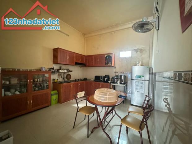 CHỦ KẸT TIỀN GẤP BÁN, MỄ CỐC NHÀ KIÊN CỐ 3 TẦNG DT 44.3M2 (3.9 X15M) CHỈ 4.5 TY