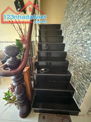 CHỦ KẸT TIỀN GẤP BÁN, MỄ CỐC NHÀ KIÊN CỐ 3 TẦNG DT 44.3M2 (3.9 X15M) CHỈ 4.5 TY - 2