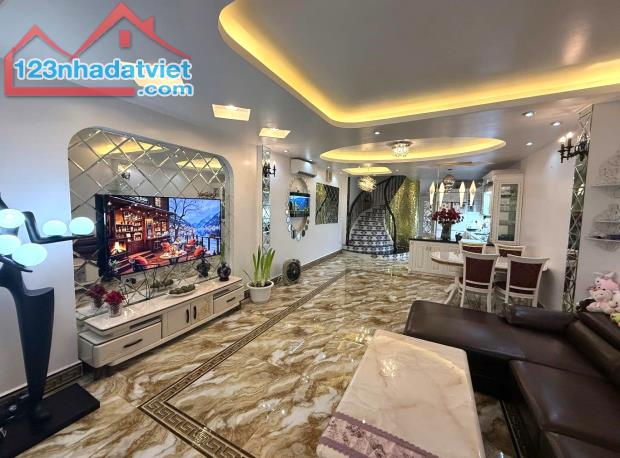 BÁN NHÀ LÔ GÓC 3 MẶT THOÁNG PHỐ VĨNH PHÚC - 72M2- 4 TẦNG - 4.8M MẶT TIỀN - 17.5 TỶ - VIP !