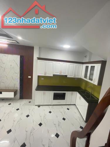 HÀNG XÓM  BIGC LONG BIÊN - NHÀ MỚI - GẦN PHỐ - Ô TÔ  ĐỖ CỬA-SỔ ĐẸP NHƯ HOA HẬU