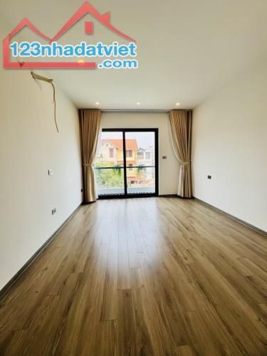Bán gấp căn nhà phố Cổ Linh DT30m2 nhà 5 tầng giá 5.55 tỷ.