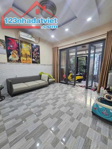 Nhà xinh 4,25mx19m hẻm 4m có sân xe cổng rào gần chợ chó trung mỹ tây - 1