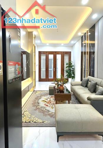NGUYỄN CHÍNH - NHÀ MỚI - NGÕ THÔNG, LÔ GÓC, TRƯỚC NHÀ 3M - 20M RA ÔTÔ TRÁNH- 36M2 - 5TẦNG - 2