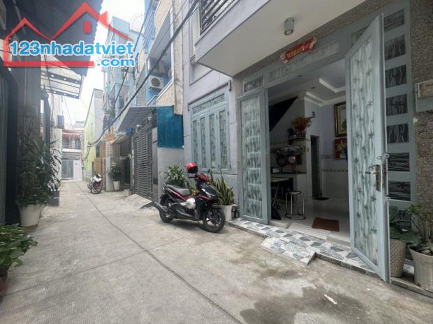 QUẬN 8 - NHÀ 3 TẦNG ĐẸP - TẶNG FULL NỘI THẤT - HẺM 3 GÁC SẠCH ĐẸP HIẾM  THẤY - GIÁ CHỈ - 4
