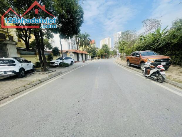 Bán gấp biệt thự pháp vân 379m2*4T, MT14M, vỉa hè lớn đường lớn giá 80 tỷ