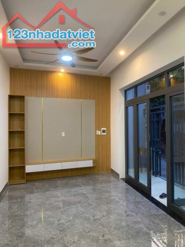 ♣ Nhà sát MT Bình Thái 4, 63m2, ngang 8m, 3 tầng mới, xây tâm huyết, 9 trụ, hiện đại,