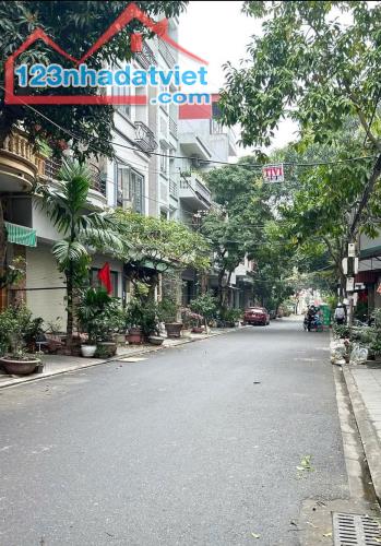NHÀ PHÂN LÔ – 55m² – 4 TẦNG – CHỦ TỰ XÂY – HAI MẶT THOÁNG VỈA HÈ – Ô TÔ 46 CHỖ ĐỖ CỬA