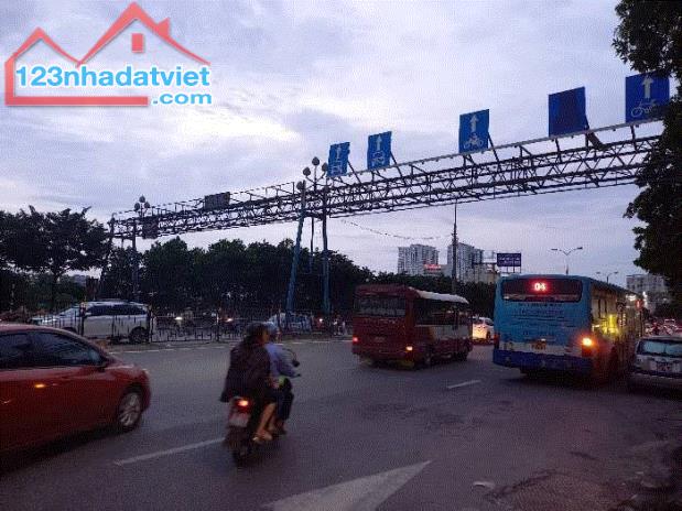 HÀNG HIẾM - MẶT PHỐ GIÁ CHỈ NHỈNH 3 TỶ - NẰM SÁT NGÃ 4 - ĐỐI DIỆN BX NƯỚC NGẦM - KINH DOAN