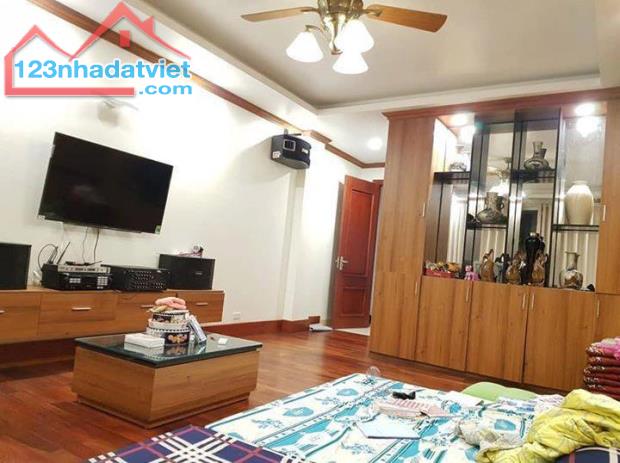 Bán nhà Văn Chương 20m2 x 5 tầng, ngõ to 4m, cực gần phố giá bán nhỉnh 3 tỷ