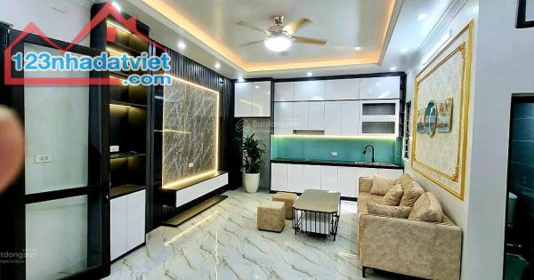 Bán nhà La Thành ngõ thông, 37m2 mặt tiền rộng, 5 tầng giá chỉ 4,4 tỷ rất hiếm