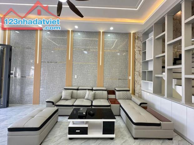 CẦN BÁN NHANH  Nhà 1 trệt 2 lầu + 1 tum sân thượng Vị Trí Tại Thị Xã Thuận An, Tỉnh Bình - 3