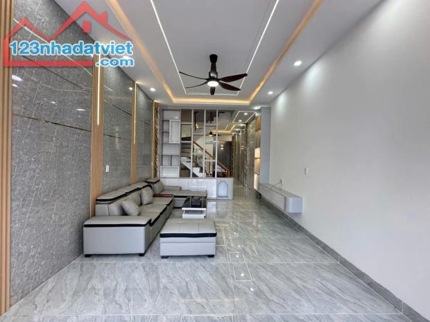 CẦN BÁN NHANH  Nhà 1 trệt 2 lầu + 1 tum sân thượng Vị Trí Tại Thị Xã Thuận An, Tỉnh Bình - 4