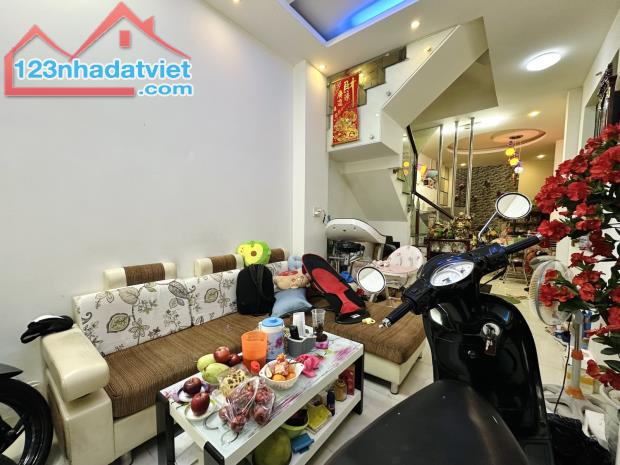 HƠN 7 TỶ NHÀ PHÚ NHUẬN - 10M XE HƠI ĐỖ - HẺM THÔNG LÊ VĂN SỸ - 48M2 4 TẦNG 4PN ĐẸP CHUẨN