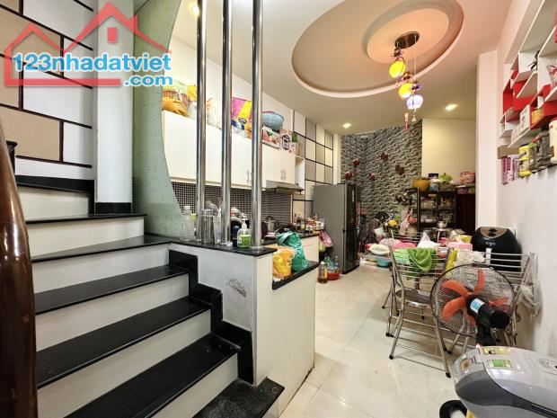 HƠN 7 TỶ NHÀ PHÚ NHUẬN - 10M XE HƠI ĐỖ - HẺM THÔNG LÊ VĂN SỸ - 48M2 4 TẦNG 4PN ĐẸP CHUẨN - 1