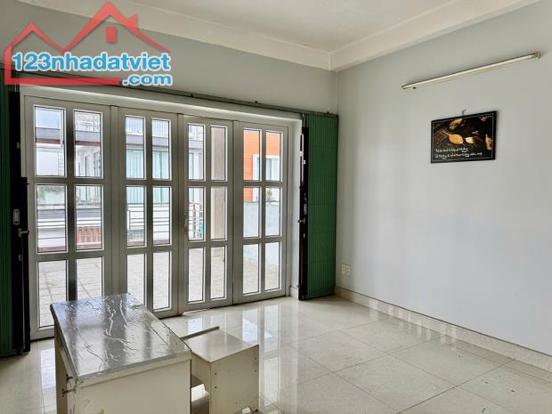 Cho thuê nhà mặt tiền 1 hầm 4 tầng lầu, ngay công viên Cao Đức Lân, nhà đẹp, đường thông - 2