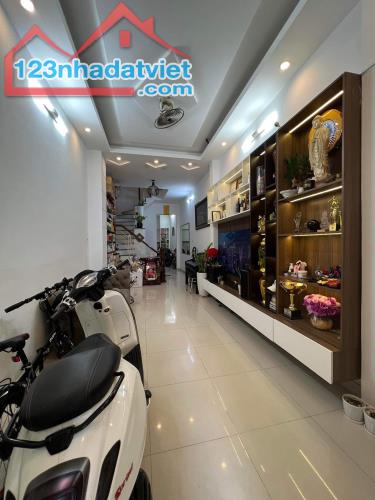 HƠN 8 TỶ NHÀ PHÚ NHUẬN - XE HƠI ĐỖ CỬA - SÁT MẶT TIỀN - 48M2 3 TẦNG SÂN THƯỢNG RẤT ĐẸP