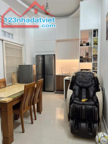 HƠN 8 TỶ NHÀ PHÚ NHUẬN - XE HƠI ĐỖ CỬA - SÁT MẶT TIỀN - 48M2 3 TẦNG SÂN THƯỢNG RẤT ĐẸP - 1