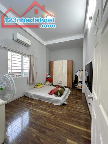 HƠN 8 TỶ NHÀ PHÚ NHUẬN - XE HƠI ĐỖ CỬA - SÁT MẶT TIỀN - 48M2 3 TẦNG SÂN THƯỢNG RẤT ĐẸP - 3